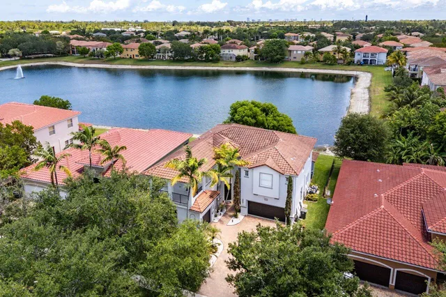 $999,000 | 682 Cresta Circle, West Palm Beach, FL 33413