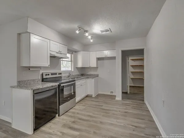 $1,800 | 12226 La Barca Street, San Antonio, TX 78233