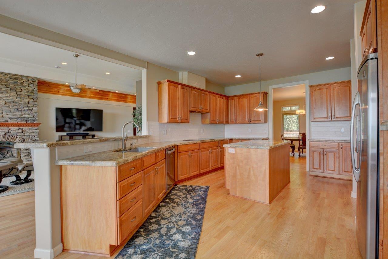 3894 Hillcrest Road Medford, OR 97504 - Photo 18 of 43 12
