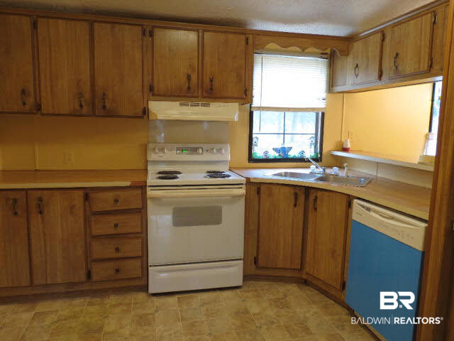 2875 Newman Road Mobile, AL 36695 - Photo 2 of 10 Kitchen