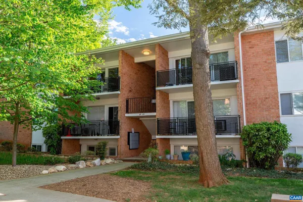 $1,800 | 1800 Jefferson Park Avenue, Unit 54, Charlottesville, VA 22903