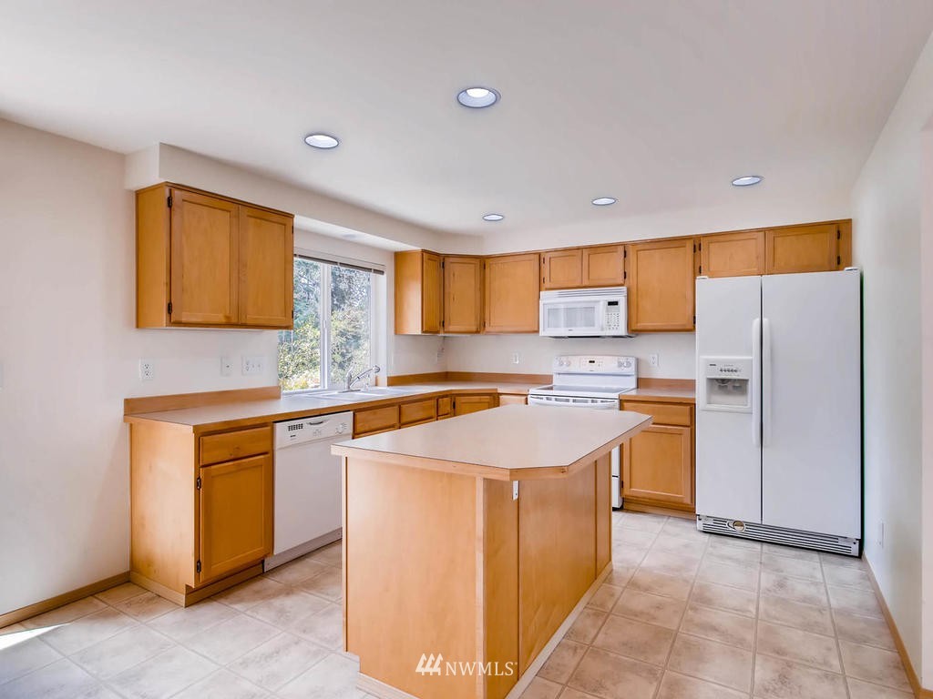 4403 Northeast 2nd Lane Renton, WA 98059 - Photo 8 of 25