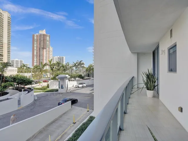 $10,000 | 3250 Northeast 188th Street, Unit 207, Aventura, FL 33180