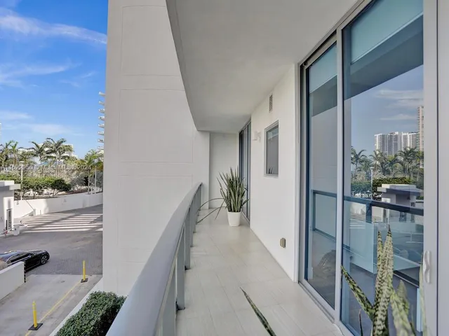 $10,000 | 3250 Northeast 188th Street, Unit 207, Aventura, FL 33180