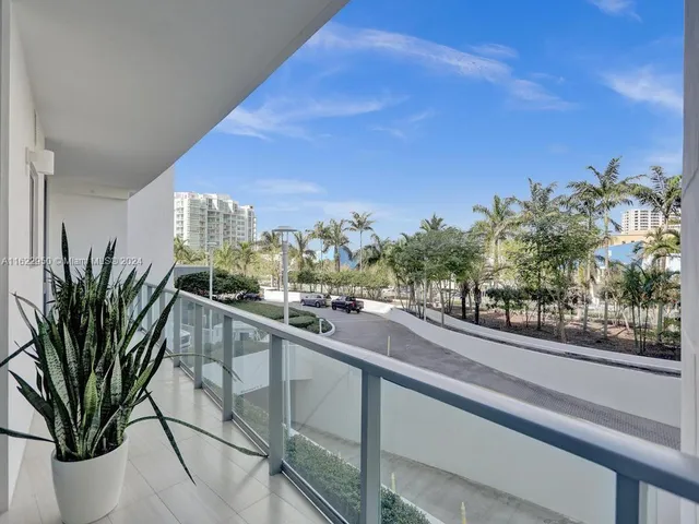 $10,000 | 3250 Northeast 188th Street, Unit 207, Aventura, FL 33180