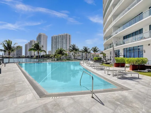 $10,000 | 3250 Northeast 188th Street, Unit 207, Aventura, FL 33180