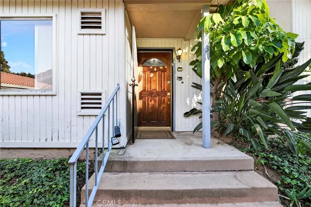 a view of a entrance of the house