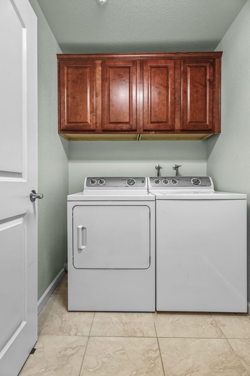 3156 Niklaus Path Redding, CA 96002 - Photo 21 of 34 a utility room with dryer and washer