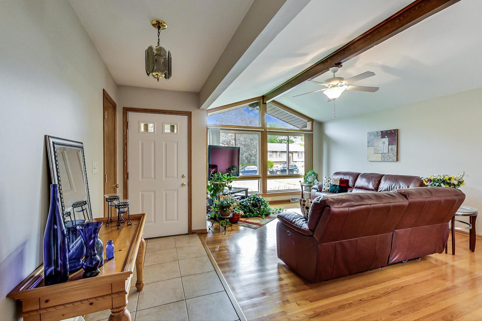 418 Northgate Road Lindenhurst, IL 60046 - Photo 4 of 29