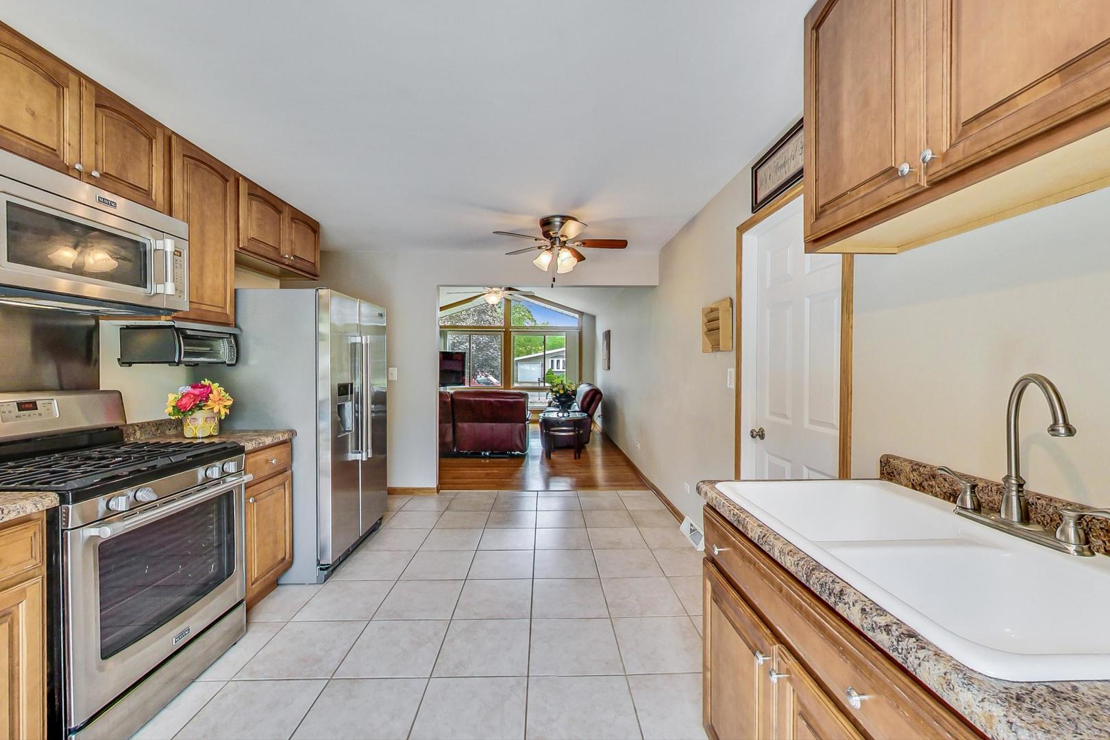 418 Northgate Road Lindenhurst, IL 60046 - Photo 7 of 29