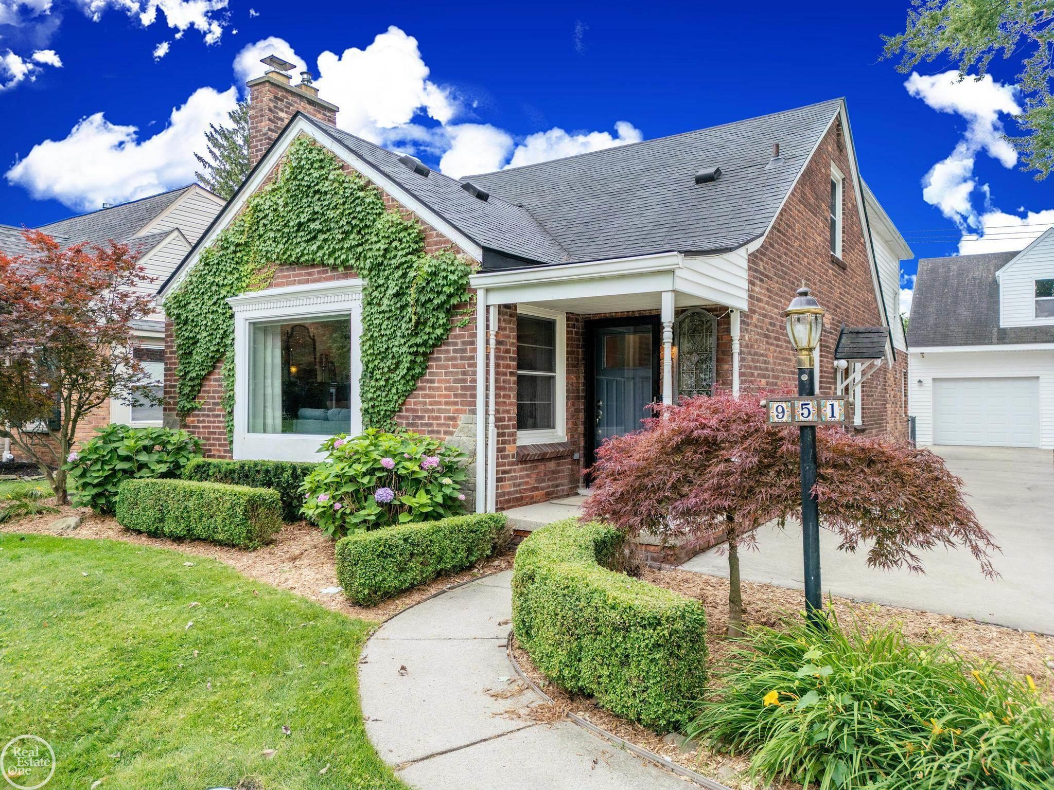 951 Hampton Road Grosse Pointe, MI 48236 - Photo 5 of 85 50147430-a2e5e05b-c0b0-4715-967e-6a30b70968a8.JPG