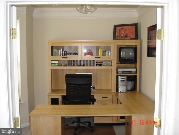 7664 Swallow Road Sykesville, MD 21784 - Photo 4 of 26 Library