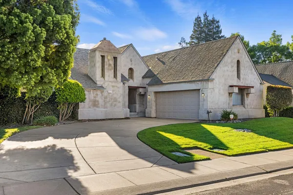 a view of a house with swimming pool and yard