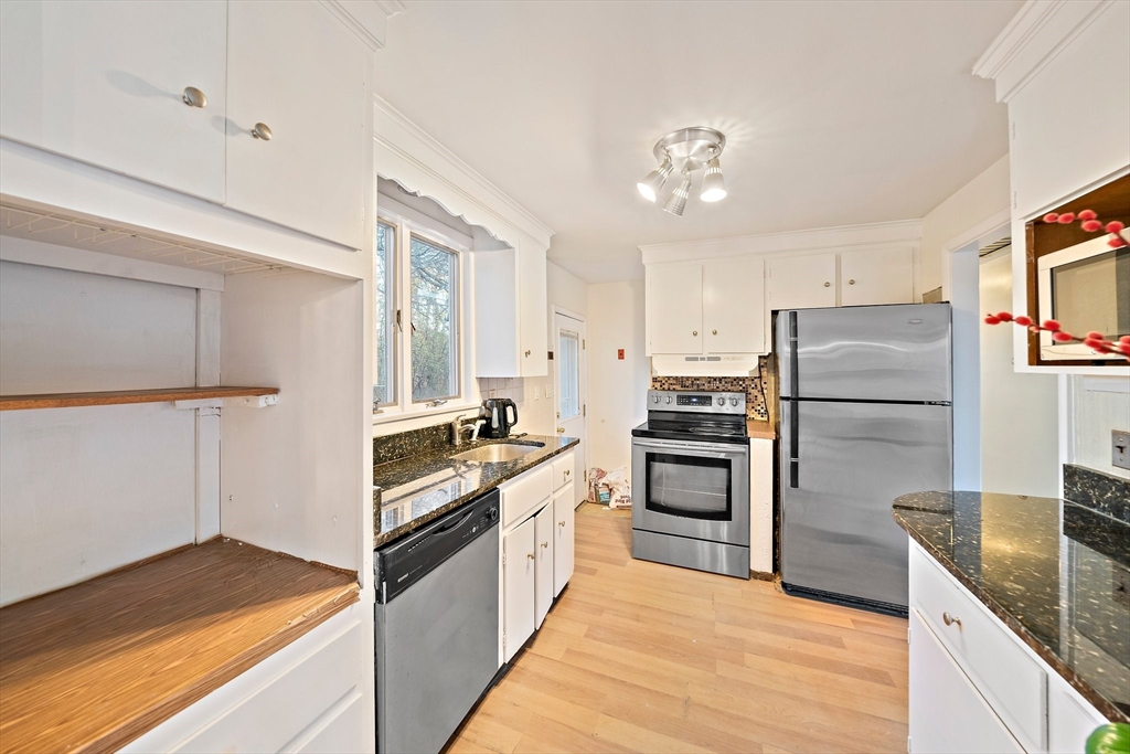 27 Burton Road Braintree, MA 02184 - Photo 8 of 30 Gallery Image 8