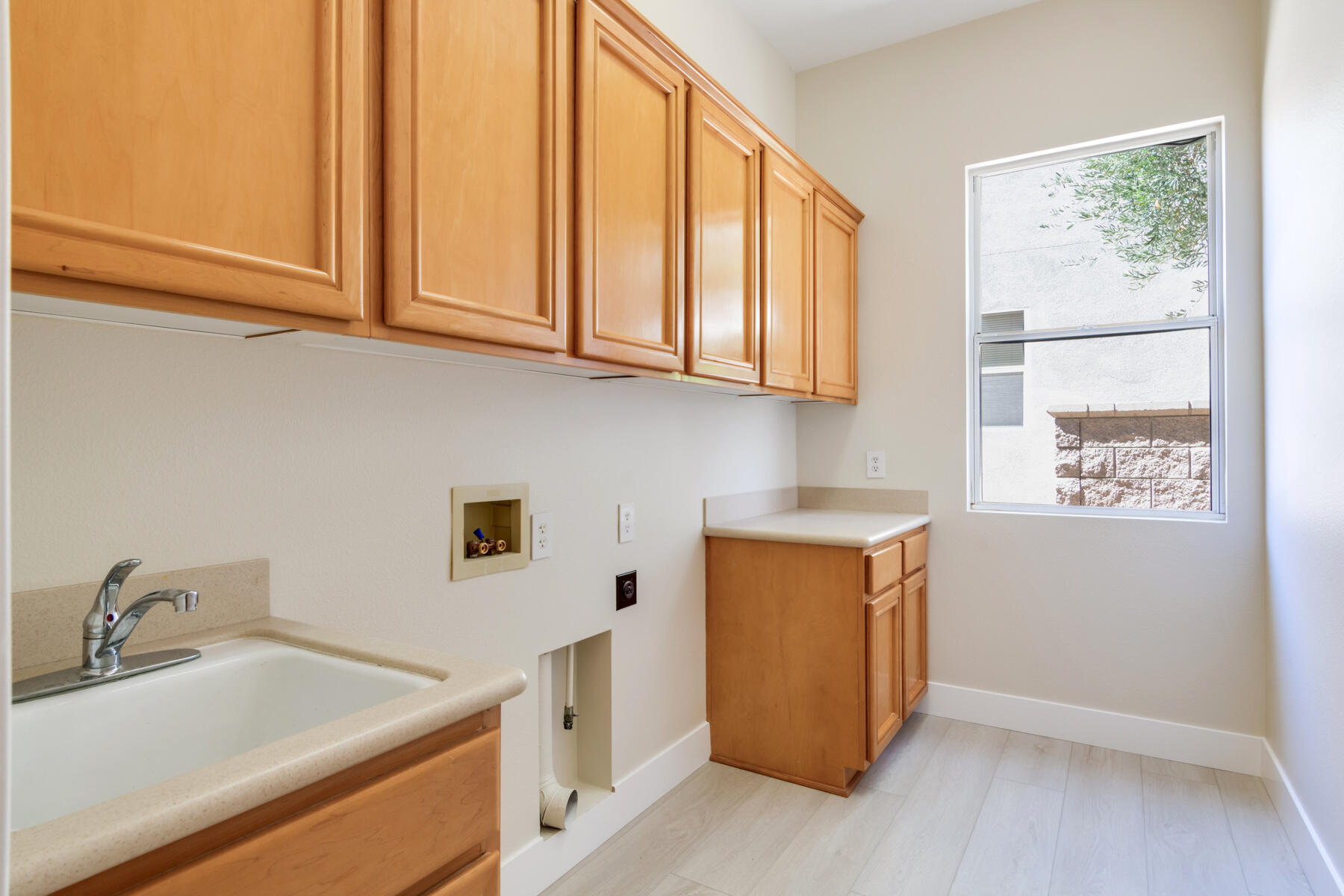 78264 Arbor Glen Road Palm Desert, CA 92211 - Photo 22 of 24 Indoor Laundry Room