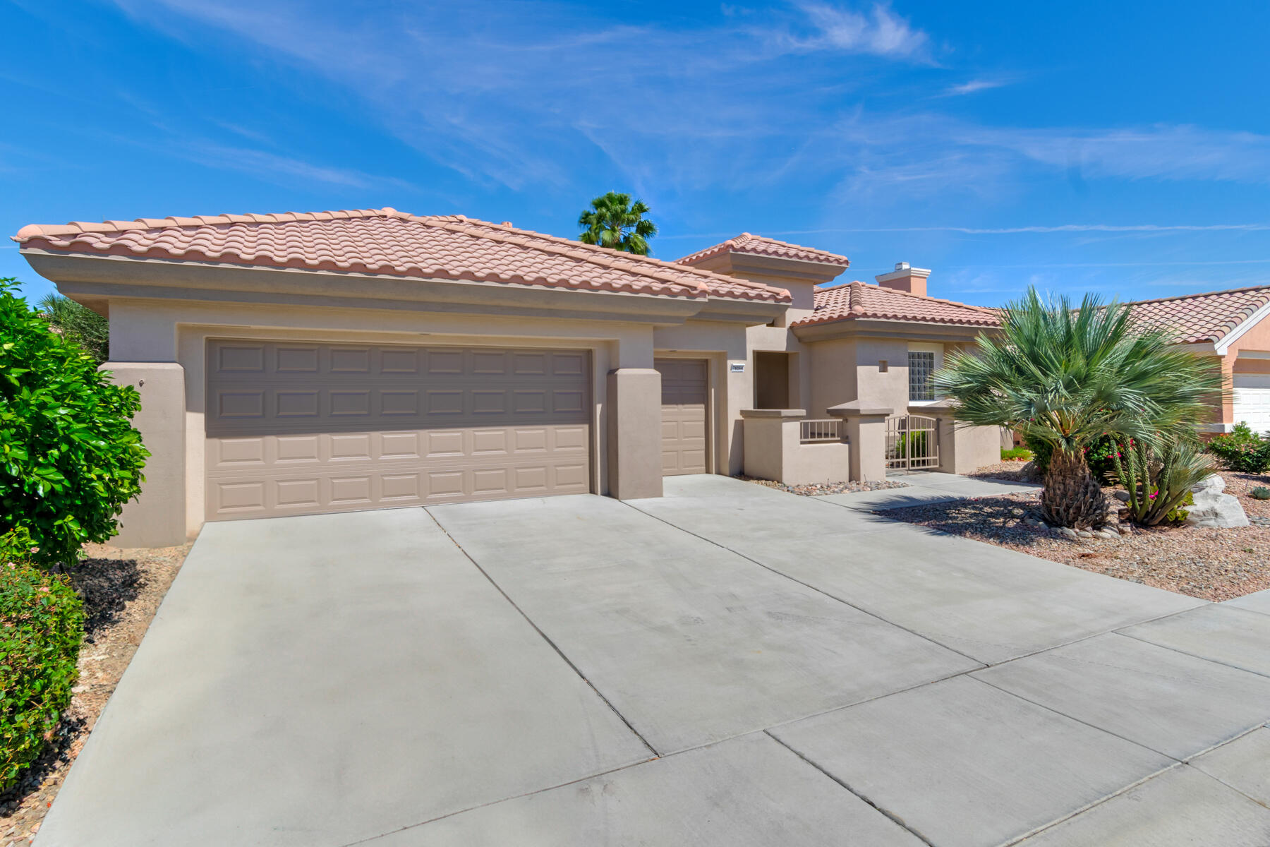 78264 Arbor Glen Road Palm Desert, CA 92211 - Photo 6 of 24 Golf Cart Garage