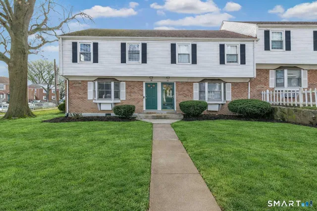 $390,000 | 240 Sunnyridge Avenue, Unit 116, Fairfield, CT 06824