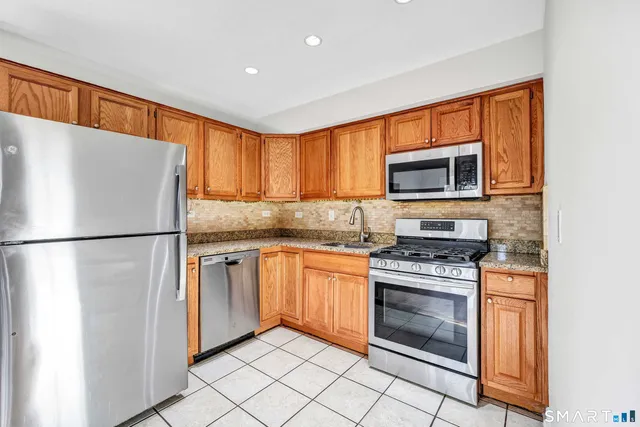 $390,000 | 240 Sunnyridge Avenue, Unit 116, Fairfield, CT 06824