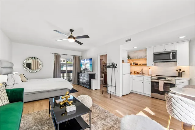 $2,700,000 | 219 2nd Street, Huntington Beach, CA 92648