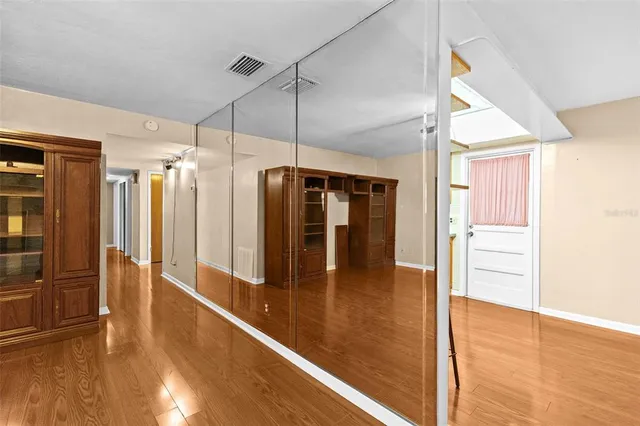 a view of livingroom with furniture