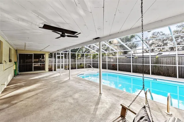 a view of a backyard