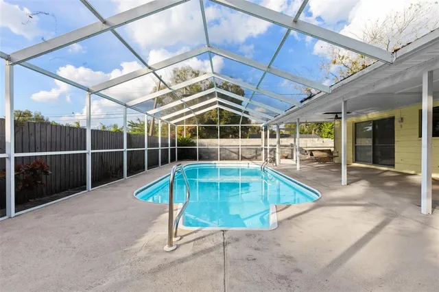 a view of entryway of the house