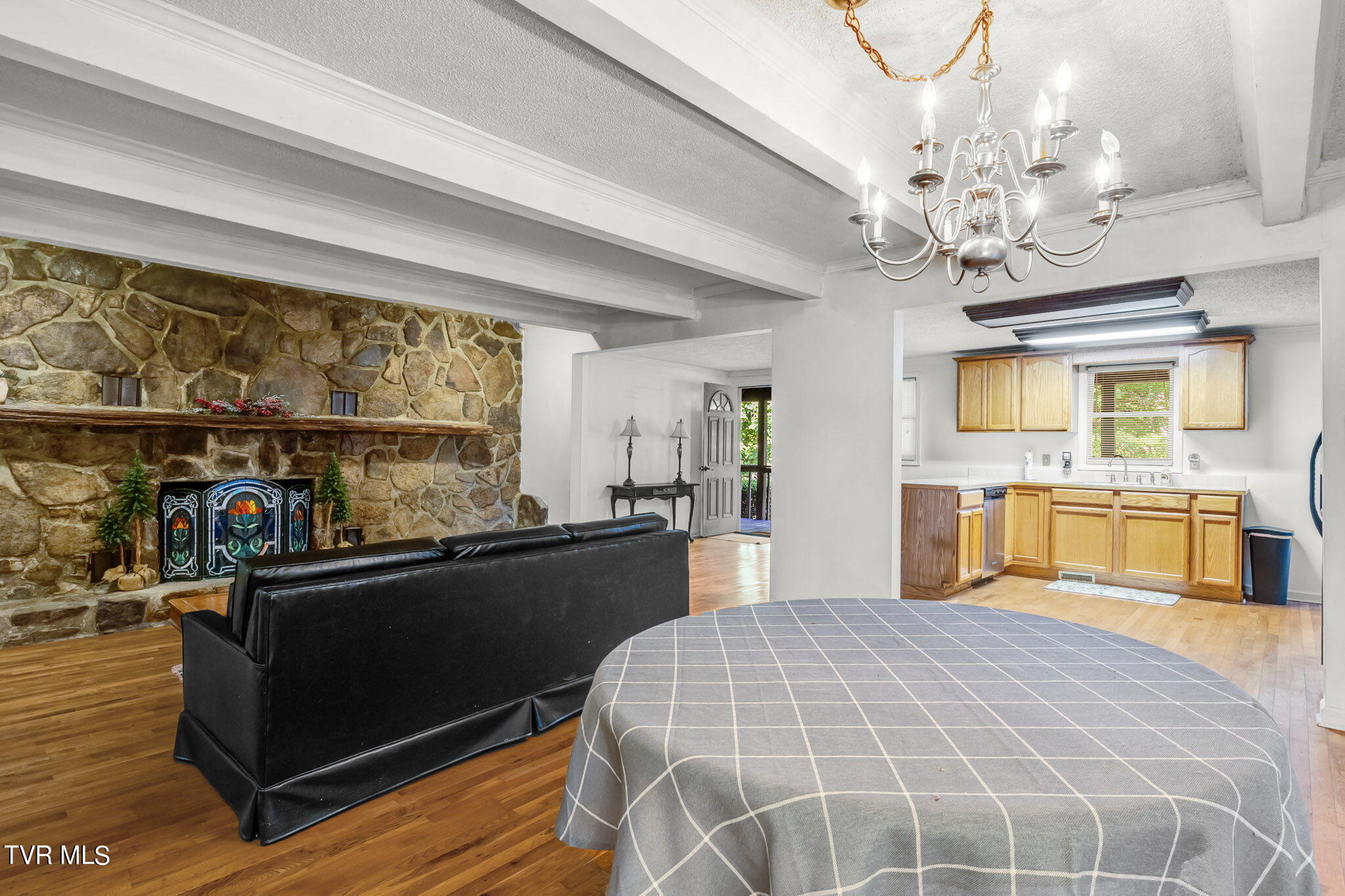 680 Springdale Drive Bristol, TN 37620 - Photo 3 of 23 19-web-or-mls-IMG_3128