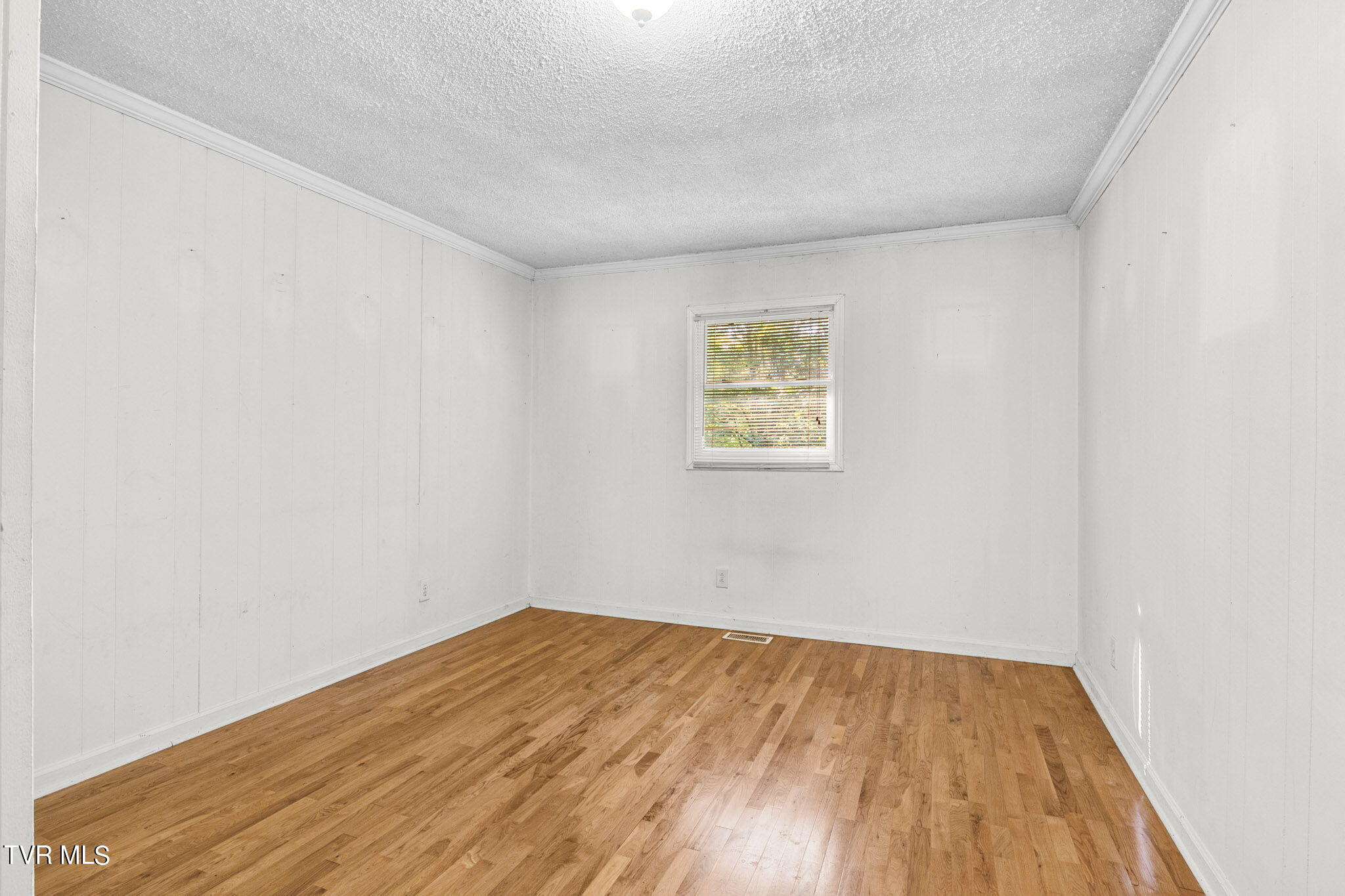 680 Springdale Drive Bristol, TN 37620 - Photo 8 of 23 16-web-or-mls-IMG_3119