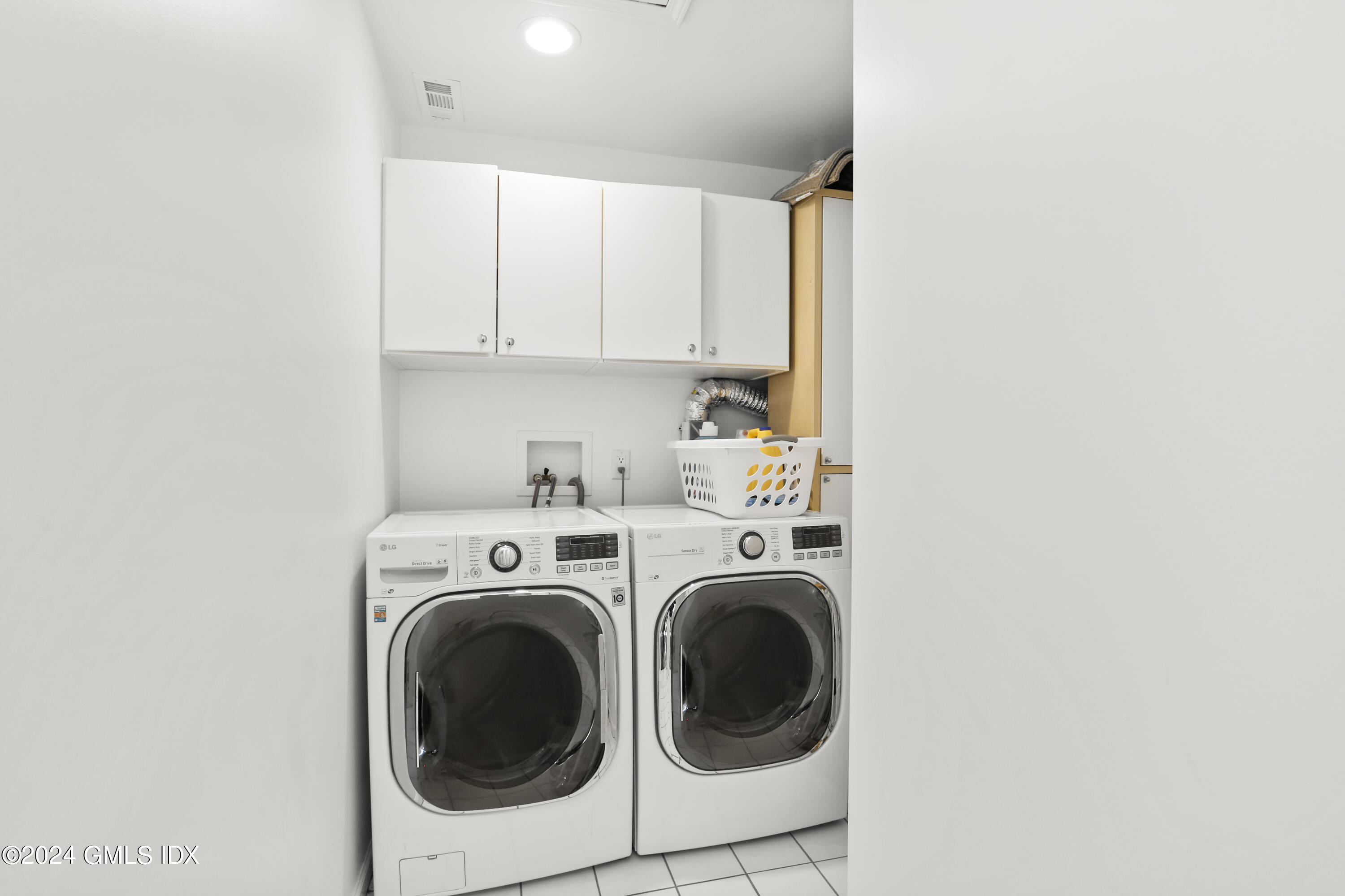 186 Field Point Road, Unit 6A Greenwich, CT 06830 - Photo 17 of 32 a utility room with dryer and washer