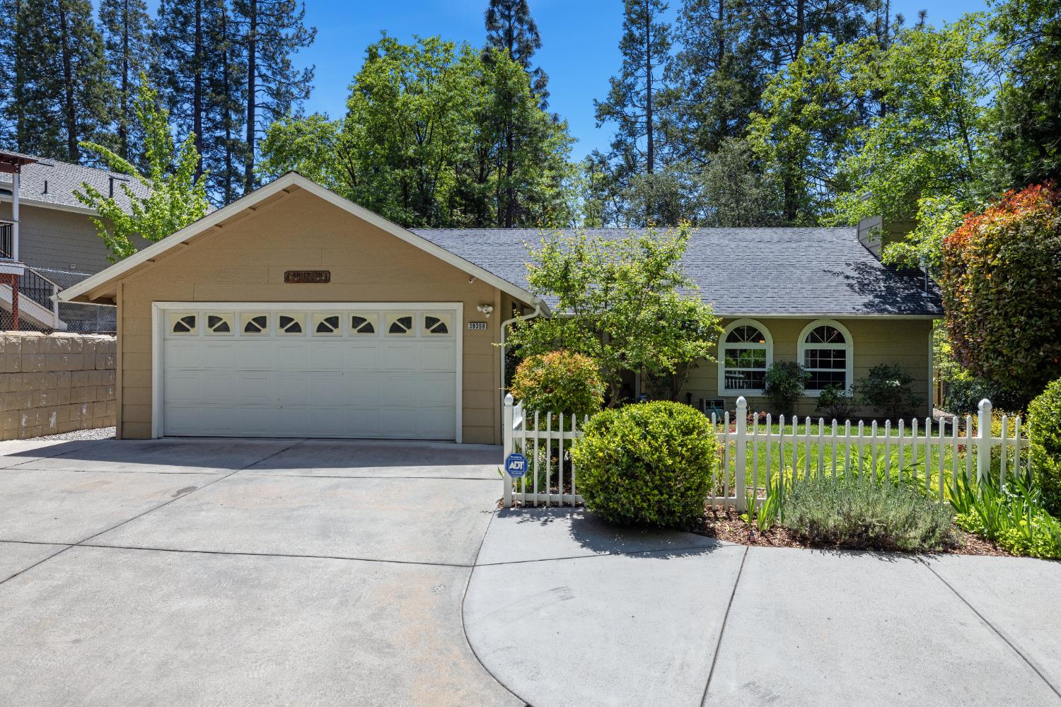 39398 Robin Bass Lake, CA 93604 - Photo 1 of 31 front view of a house with a garden