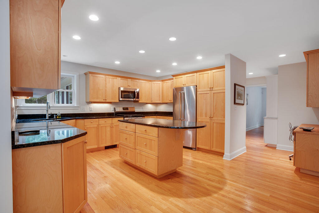 8 Shore Road Biddeford, ME 04005 - Photo 10 of 43 17