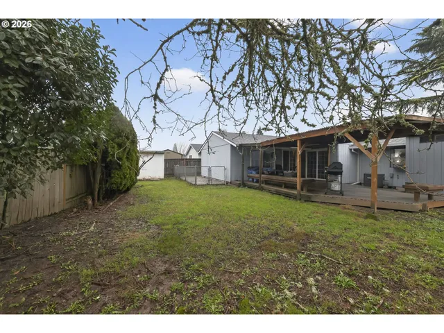 a view of a backyard