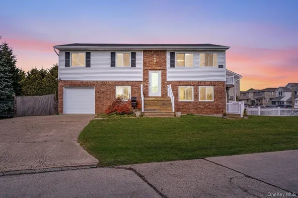 $779,988 | 4 Bay Place, Lindenhurst, NY 11757