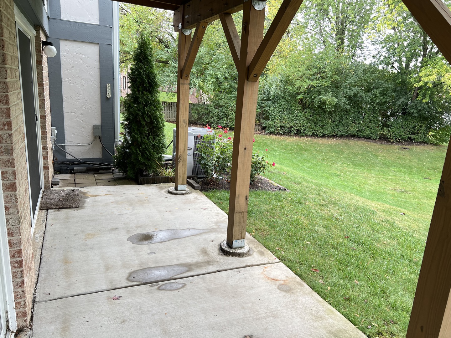 36 West Fern Court, Unit 117B Palatine, IL 60067 - Photo 9 of 11 a view of a backyard with garden