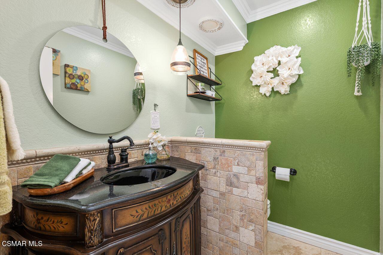 885 Congressional Road Simi Valley, CA 93065 - Photo 12 of 44 a bathroom with a sink mirror and vanity