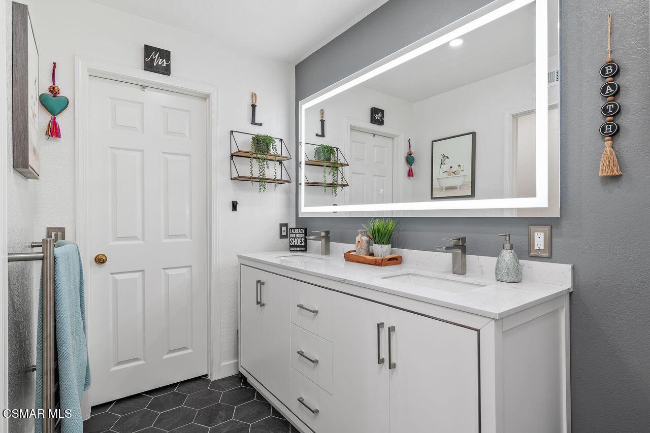 885 Congressional Road Simi Valley, CA 93065 - Photo 33 of 44 a bathroom with cabinets appliances and a sink