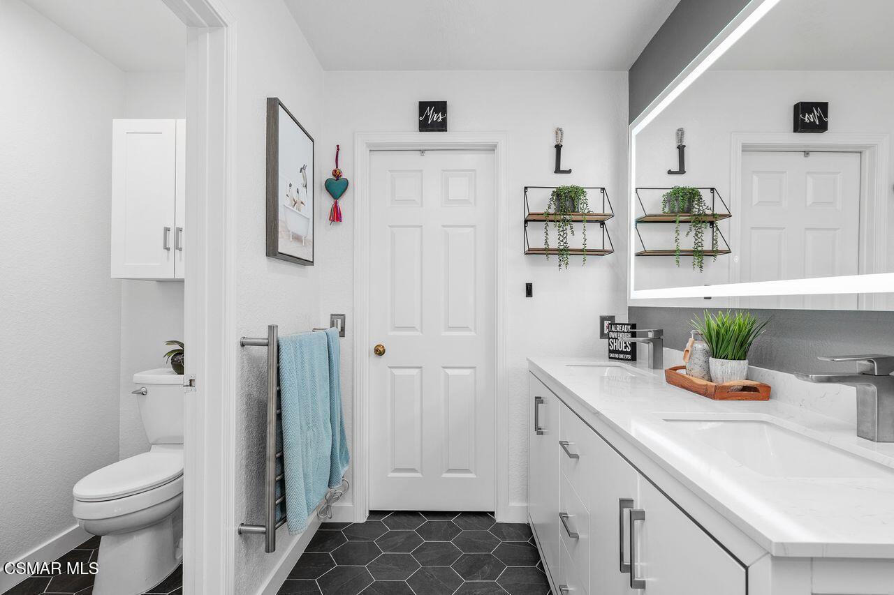 885 Congressional Road Simi Valley, CA 93065 - Photo 34 of 44 a bathroom with a sink a toilet and shower