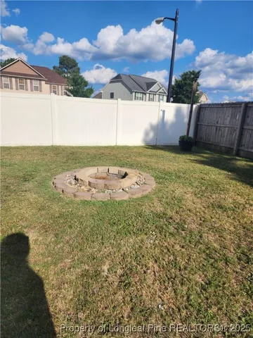 a view of a backyard