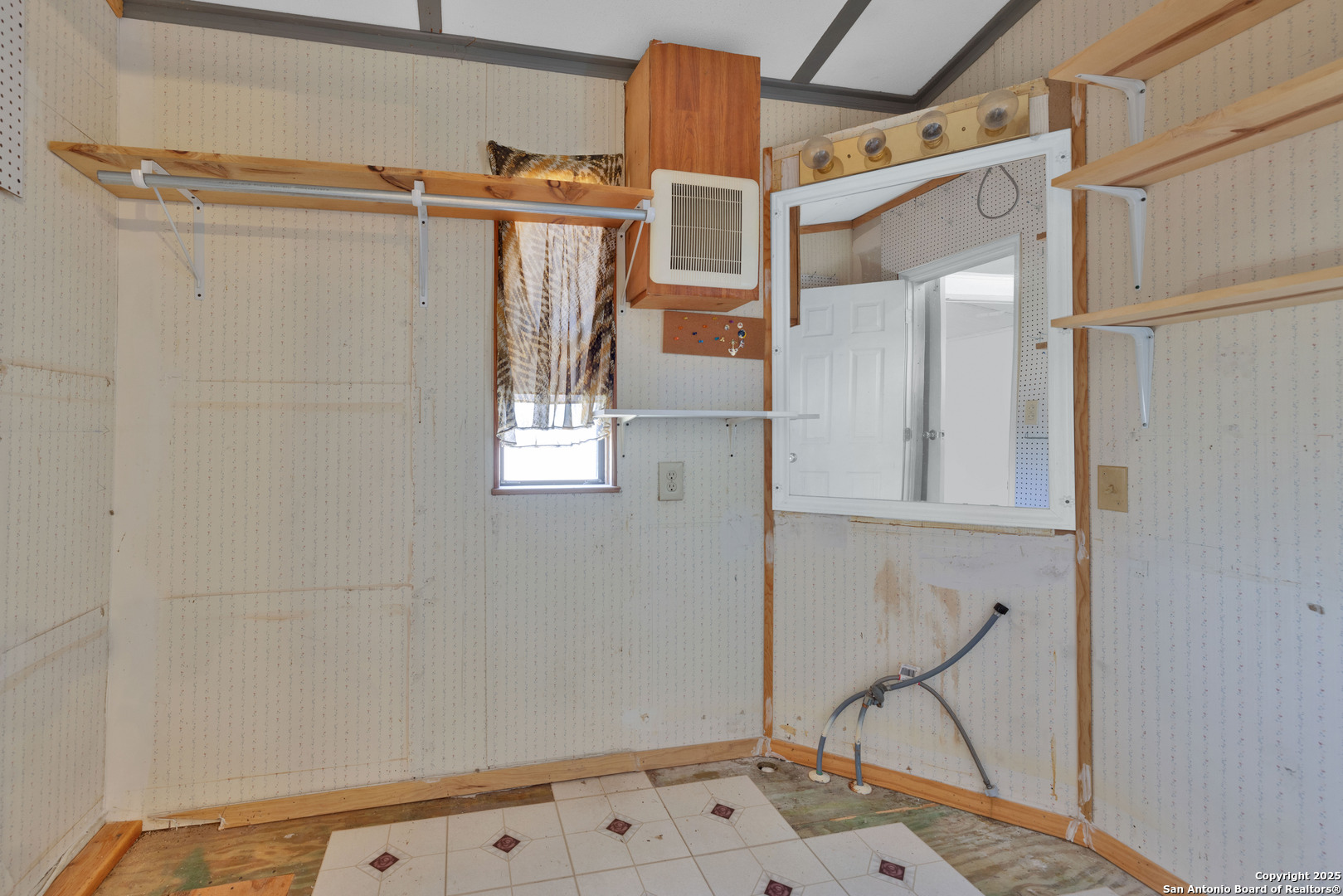 36 Retama Road Brackettville, TX 78832 - Photo 10 of 36 a view of walk in closet