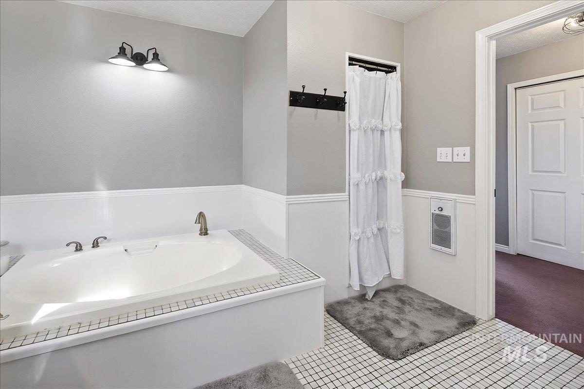 899 East 500th Street South Declo, ID 83323 - Photo 29 of 50 Full bath with a garden tub, a textured ceiling, and carpet