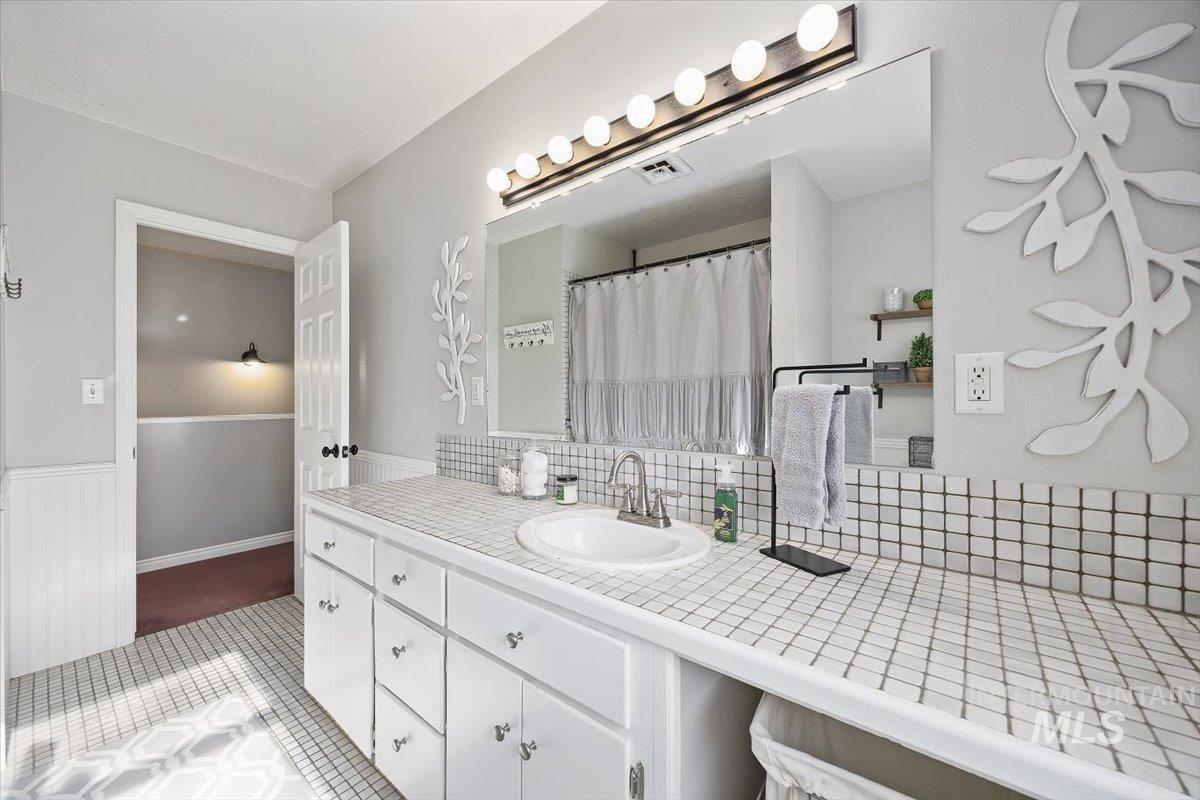 899 East 500th Street South Declo, ID 83323 - Photo 31 of 50 Bathroom featuring curtained shower and vanity