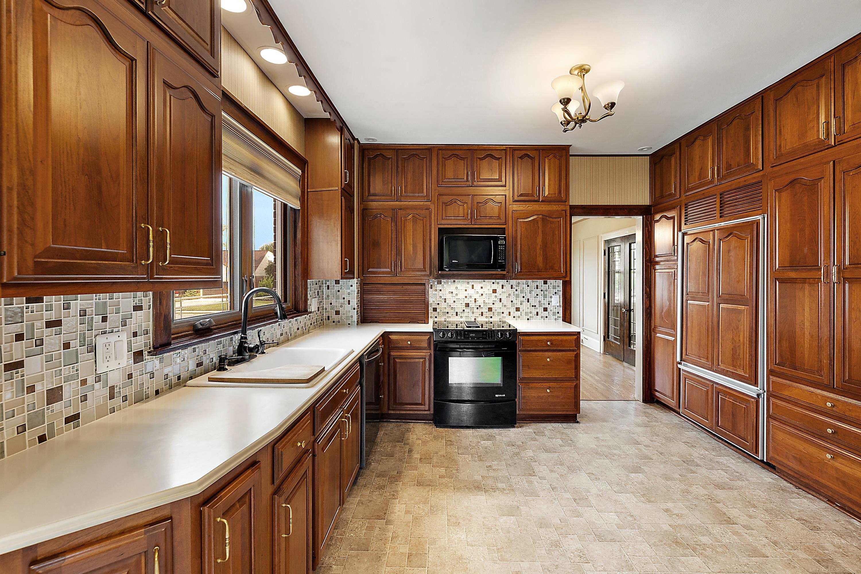 1371 Bedford Road Grosse Pointe, MI 48230 - Photo 16 of 44 50124154-17.JPG