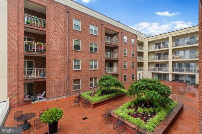 960 Fell Street, Unit 402 Baltimore, MD 21231 - Photo 4 of 18 front view of a building