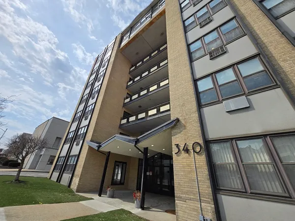 $2,100 | 340 Main Street, Unit 702, Melrose, MA 02176