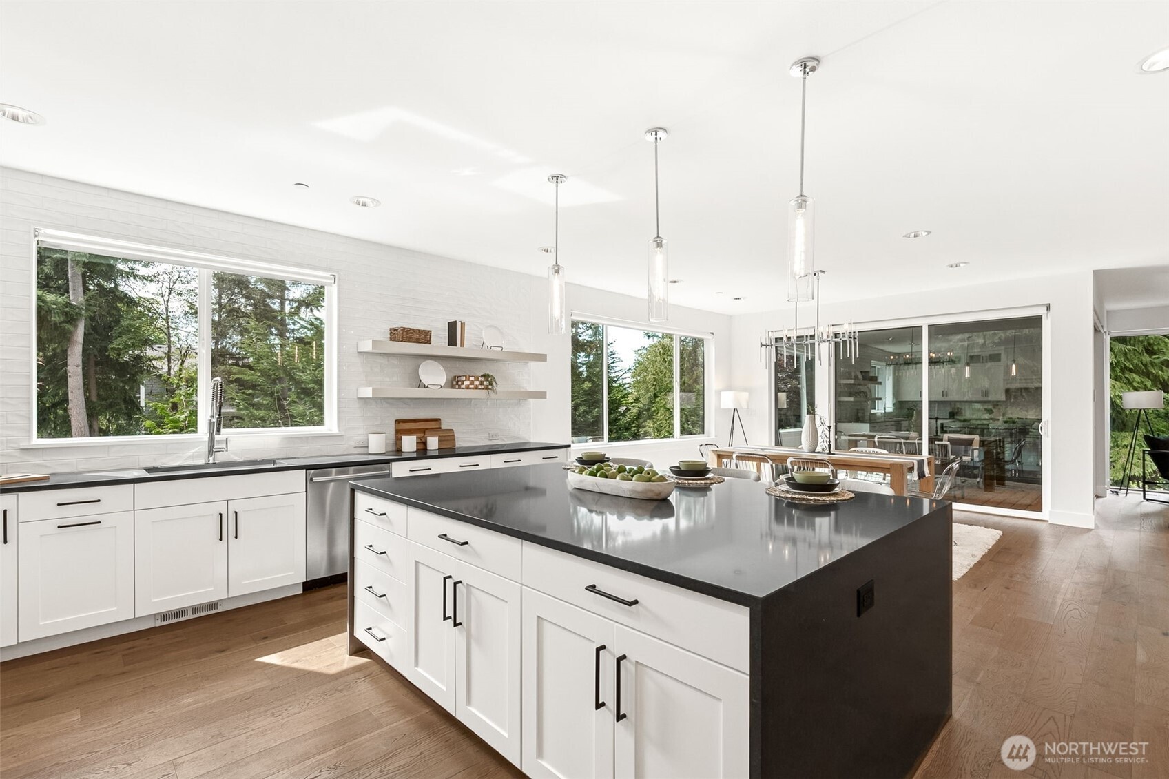 8426 Southeast 37th Street Mercer Island, WA 98040 - Photo 14 of 34