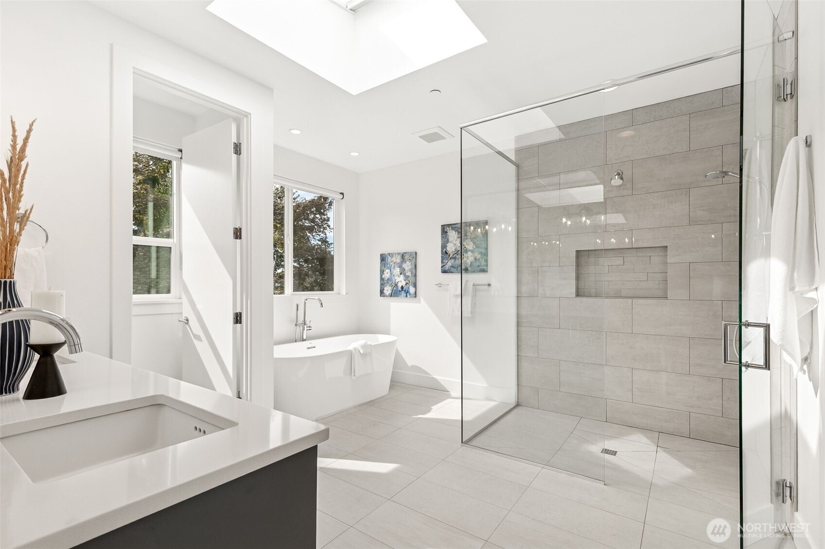 8426 Southeast 37th Street Mercer Island, WA 98040 - Photo 19 of 34