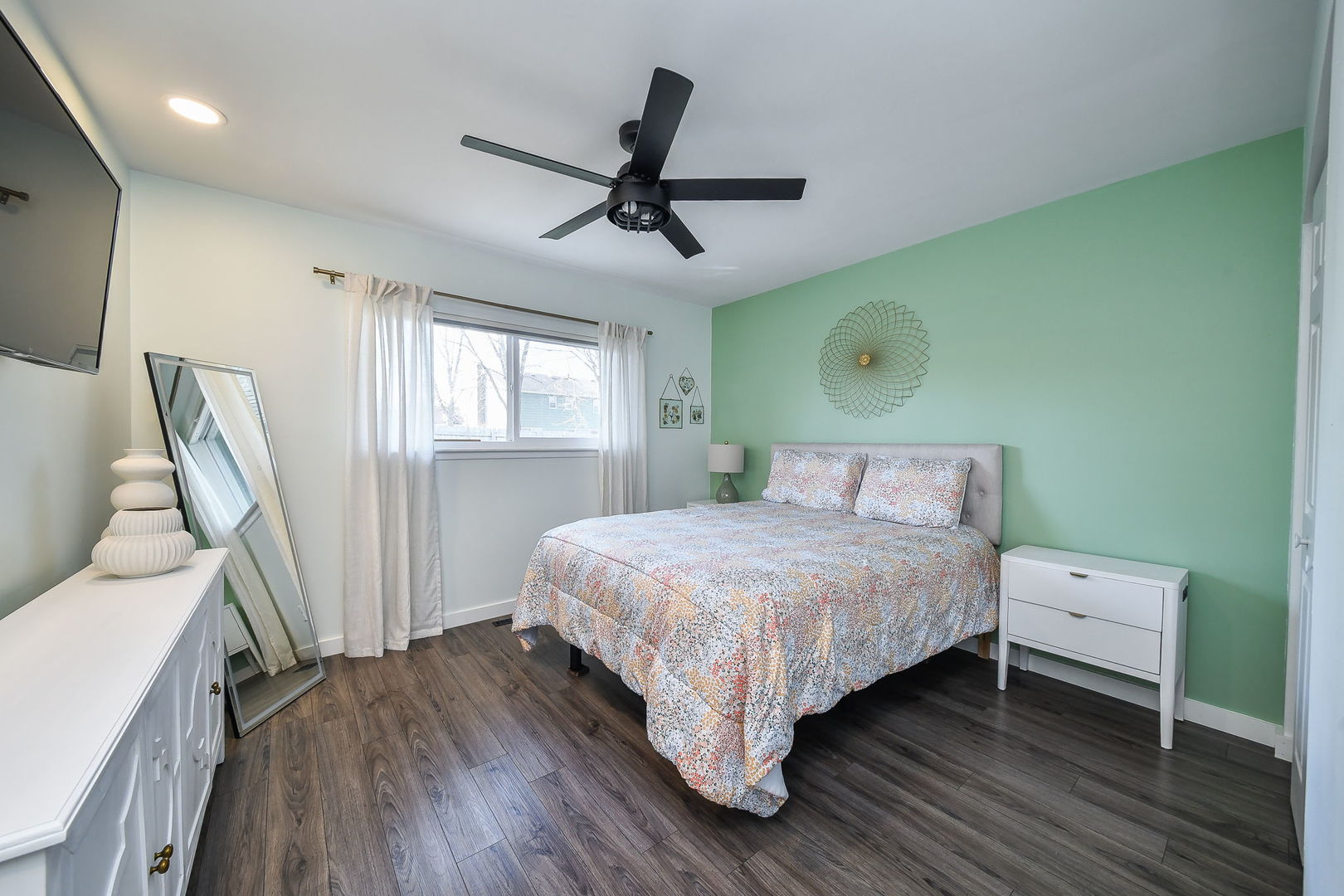 327 South Jackson Street Batavia, IL 60510 - Photo 11 of 14 a bedroom with a bed and a window