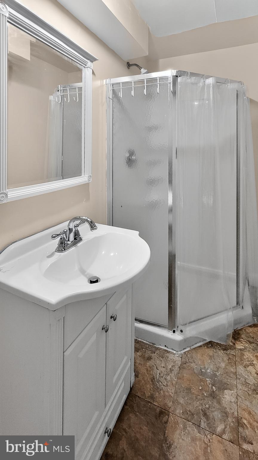 13100 North Point Lane Laurel, MD 20708 - Photo 27 of 46 Full Bathroom 2