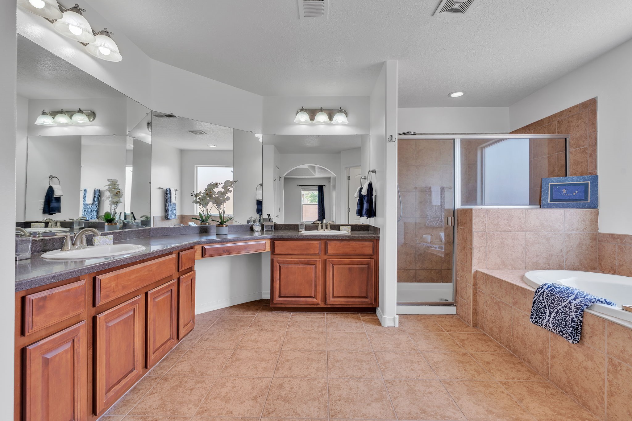 6914 Wrangell Loop Northeast Rio Rancho, NM 87144 - Photo 30 of 61 Primary Bathroom