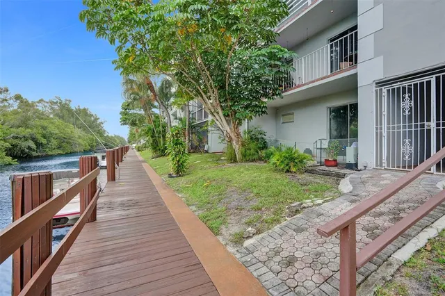 a view of a house with backyard and trees